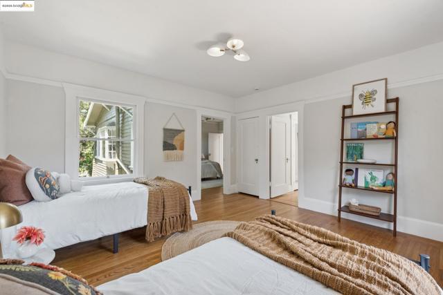 2181 Andrews St, Oakland CA: https://media.crmls.org/mediaz/12c57c28-c463-495c-b90e-7bb16d52b982.jpg