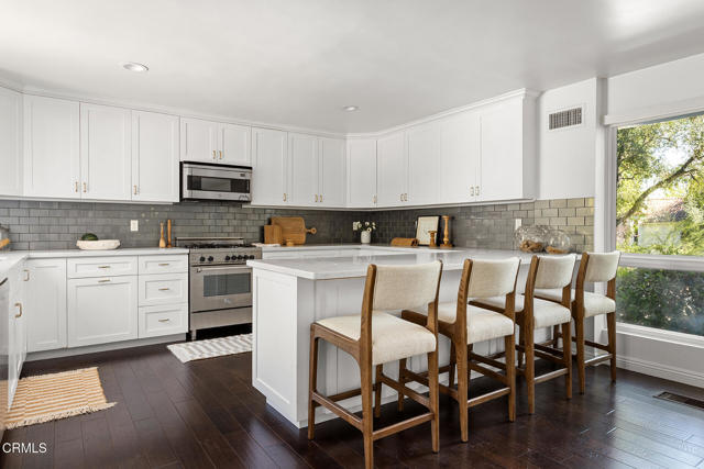 1601 El Rito Avenue, Glendale CA: https://media.crmls.org/mediaz/12c61605-75fc-42dd-8c5b-ae03d32eebfa.jpg