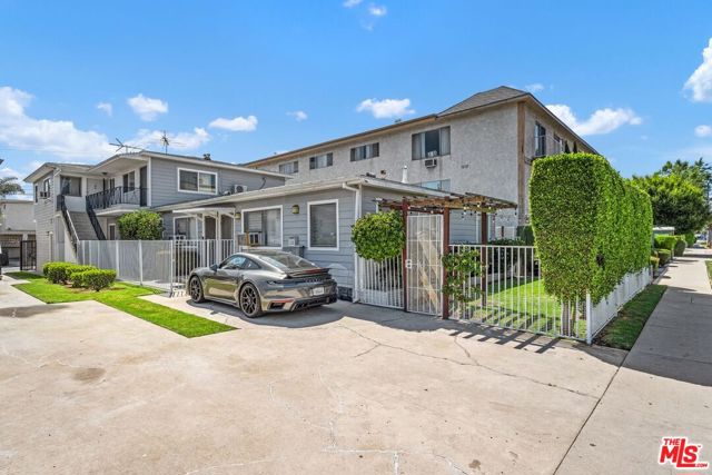 1657 Colby Avenue, Los Angeles CA: https://media.crmls.org/mediaz/12c66627-17f7-434a-8804-72d4681a59e5.jpg