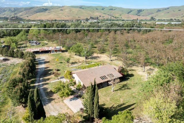 79547958 Lovers Lane, Hollister CA: https://media.crmls.org/mediaz/12c69a50-fae5-4288-9c61-89c771d7eae8.jpg