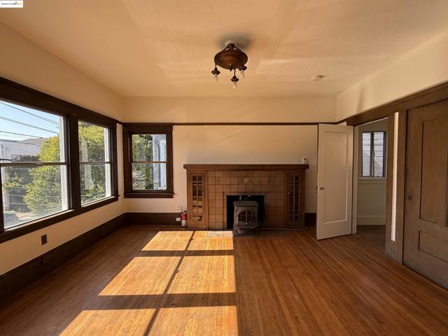 3999 Clarke, Oakland CA: https://media.crmls.org/mediaz/12c6cbf2-3fcb-4239-8f19-16c08e7bd698.jpg
