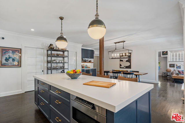 233 S Saltair Avenue, Los Angeles CA: https://media.crmls.org/mediaz/12c8df32-e82d-4419-8bea-d73ccf82c4b0.jpg