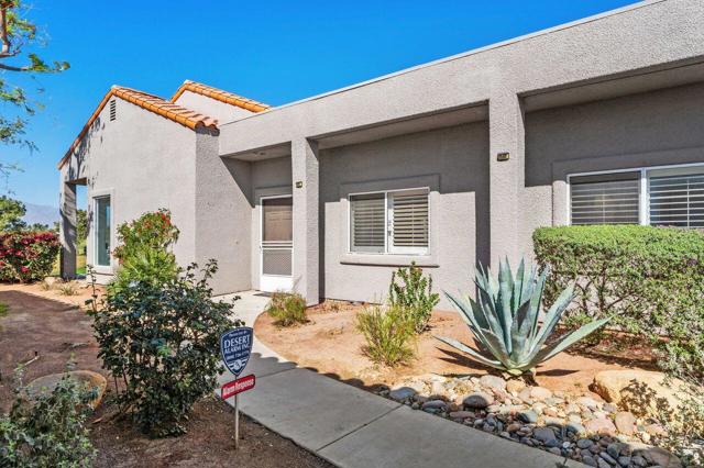 36 Colonial Drive, Rancho Mirage CA: https://media.crmls.org/mediaz/12c8efcc-5804-43b7-bf93-2d5f99240794.jpg