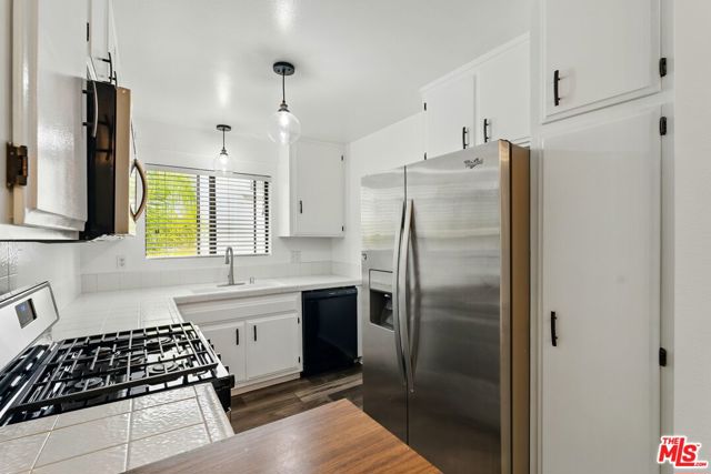 1640 S Bentley Avenue, Los Angeles CA: https://media.crmls.org/mediaz/12c97df6-c7d1-4aa1-bdab-2120ee8d49ae.jpg