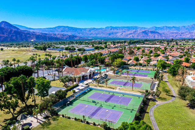 77576 Calle Las Brisas N, Palm Desert CA: https://media.crmls.org/mediaz/12c9c0dc-2125-4e9d-a40e-aae10404d284.jpg