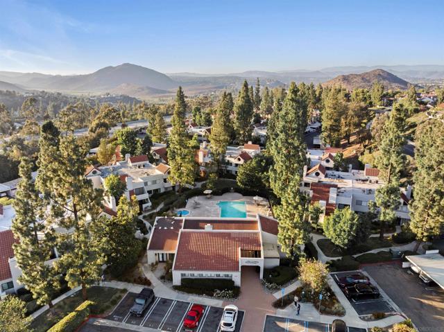 17865 Caminito Pinero, San Diego CA: https://media.crmls.org/mediaz/12ca4bb5-9a4d-4b3f-9464-974cf74896f1.jpg
