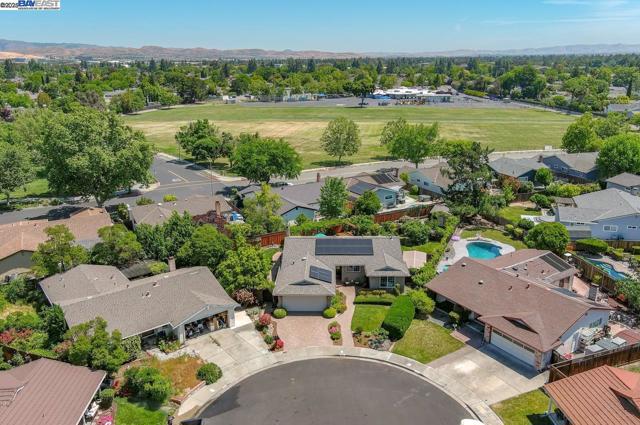 6701 Taffy Ct, Pleasanton CA: https://media.crmls.org/mediaz/12cc28ee-81ee-4ecd-86d3-88fe7d751c54.jpg
