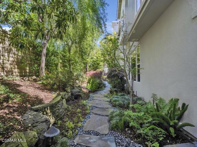 5455 Via Olas, Newbury Park CA: https://media.crmls.org/mediaz/12cc8a86-96c8-4e5e-ae37-fc55176cd1c8.jpg