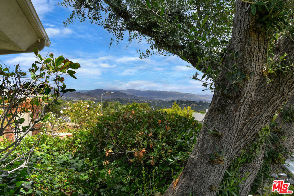 https://media.crmls.org/mediaz/12ccc132-5743-451c-ba3e-d0d1043081a1.jpg?preset=X-Large
