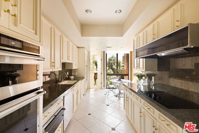 300 N Swall Drive, Beverly Hills CA: https://media.crmls.org/mediaz/12cd32e6-688c-48b2-b864-8adf12160a37.jpg