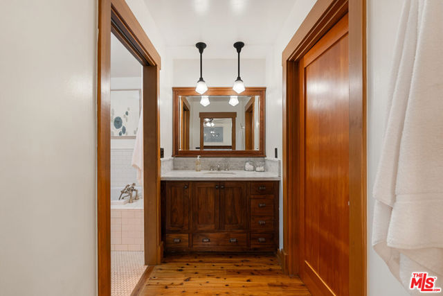 5045 Oakdale Avenue, Woodland Hills CA: https://media.crmls.org/mediaz/12cfaf18-4740-4329-af5e-0d1af6ddf4fb.jpg