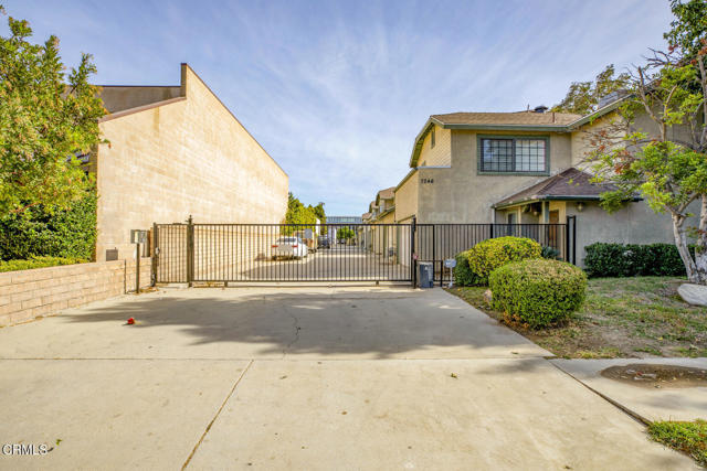 Detail Gallery Image 7 of 46 For 7046 De Celis Pl #2,  Van Nuys,  CA 91406 - 2 Beds | 3 Baths