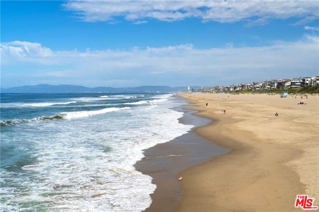1202 Tennyson Street, Manhattan Beach CA: https://media.crmls.org/mediaz/12d162ed-5191-4e8f-8a5c-6bb982b6097f.jpg