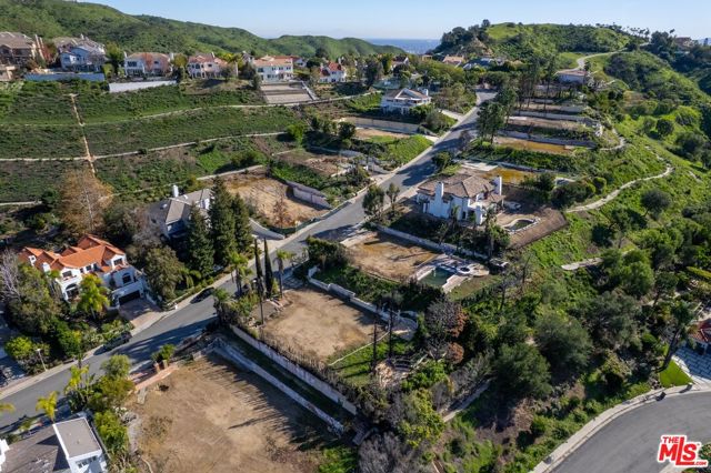 16780 Monte Hermoso Drive, Pacific Palisades CA: https://media.crmls.org/mediaz/12d1a784-7f85-4593-8333-433663ddd168.jpg