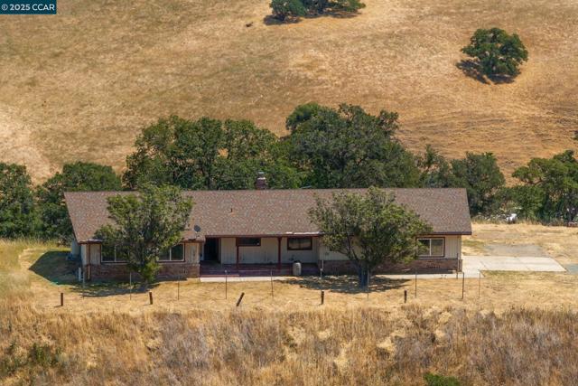 16700 Marsh Creek Rd, Clayton CA: https://media.crmls.org/mediaz/12d1adde-f04f-4fa0-bf5d-6737b5441cf0.jpg
