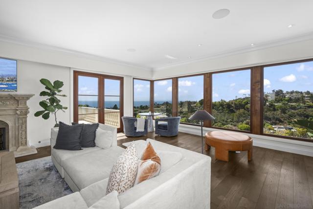6404 La Jolla Scenic Drive S, La Jolla CA: https://media.crmls.org/mediaz/12d1fe3a-715e-41c0-848e-5d9980ba812c.jpg