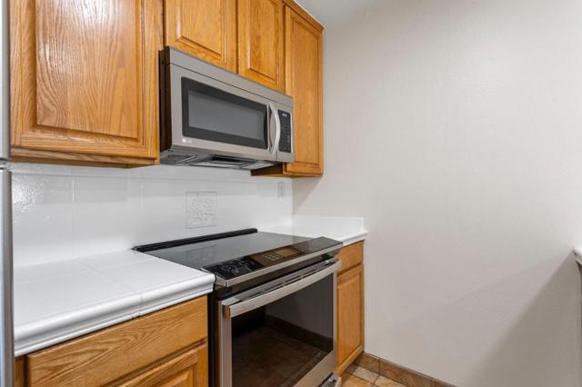 288 Whitmore Street, Oakland CA: https://media.crmls.org/mediaz/12d347d4-224a-4431-b42b-2409e36db391.jpg