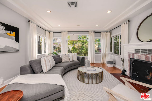 4538 Lemp Avenue, Studio City CA: https://media.crmls.org/mediaz/12d36dc0-0bd0-4813-9255-f5b208a14810.jpg