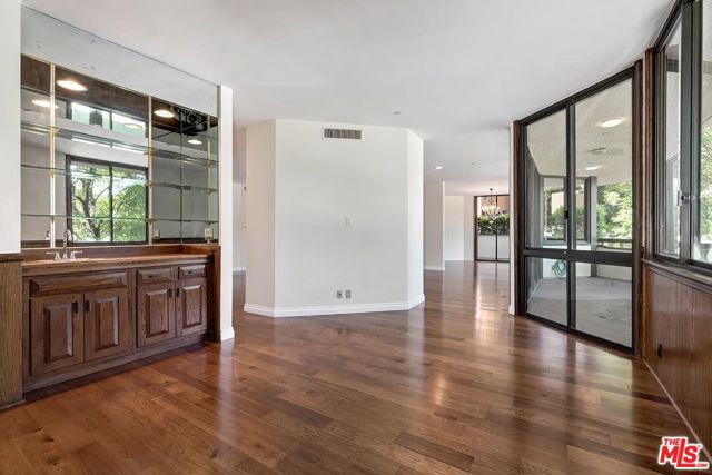 300 N Swall Drive, Beverly Hills CA: https://media.crmls.org/mediaz/12d3fbf2-b31c-4e3f-b080-89a9cd2e0cad.jpg