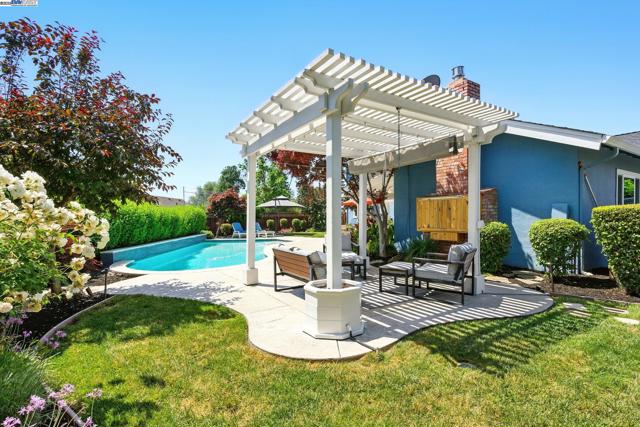 9658 Broadmoor Dr, San Ramon CA: https://media.crmls.org/mediaz/12d47eff-4a5d-4185-a31c-ddc98091b83b.jpg