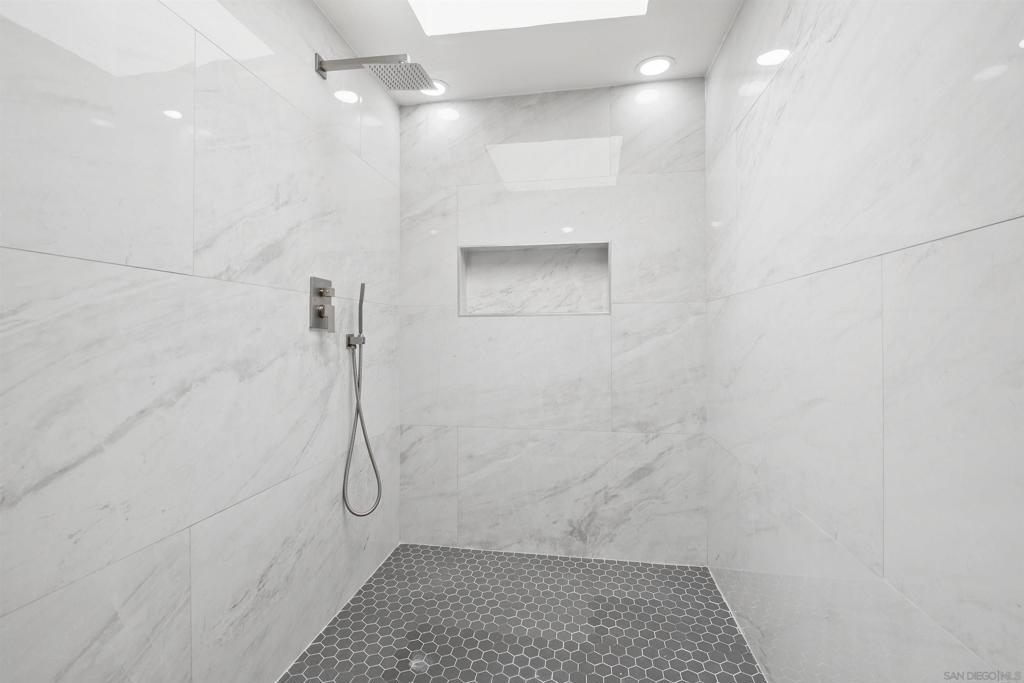 https://media.crmls.org/mediaz/12d67d06-9f49-476b-8238-eba647473358.jpg?preset=X-Large