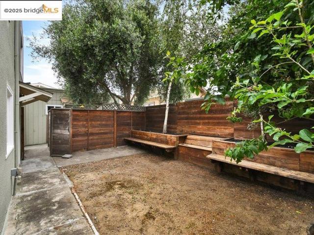 4211 Market St, Oakland CA: https://media.crmls.org/mediaz/12d989e2-85ed-42d3-a014-db23739ac3bd.jpg