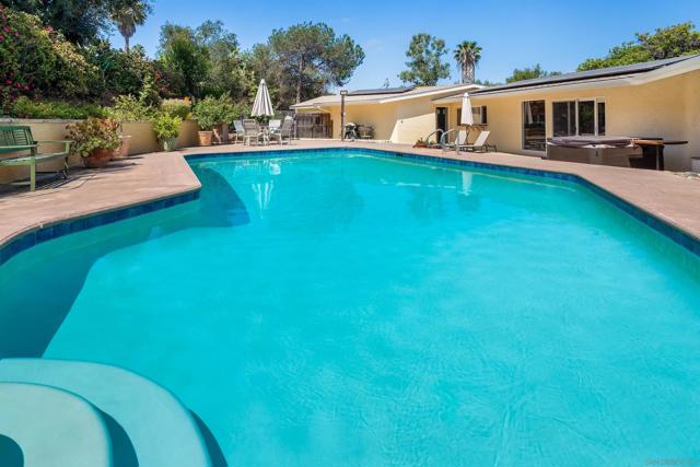 1131 Vale Terrace Dr, Vista CA: https://media.crmls.org/mediaz/12d9fafe-79e9-4fef-828e-c44adab70d35.jpg