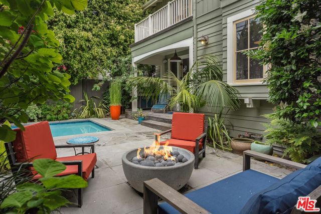 813 Crestmoore Place, Venice CA: https://media.crmls.org/mediaz/12dad9cf-02eb-413c-9433-2c08618a81ec.jpg