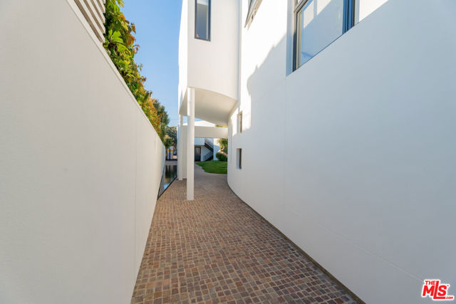 23754 MALIBU Road, Malibu CA: https://media.crmls.org/mediaz/12db3315-0e3f-4c24-9472-578c37800e9b.jpg