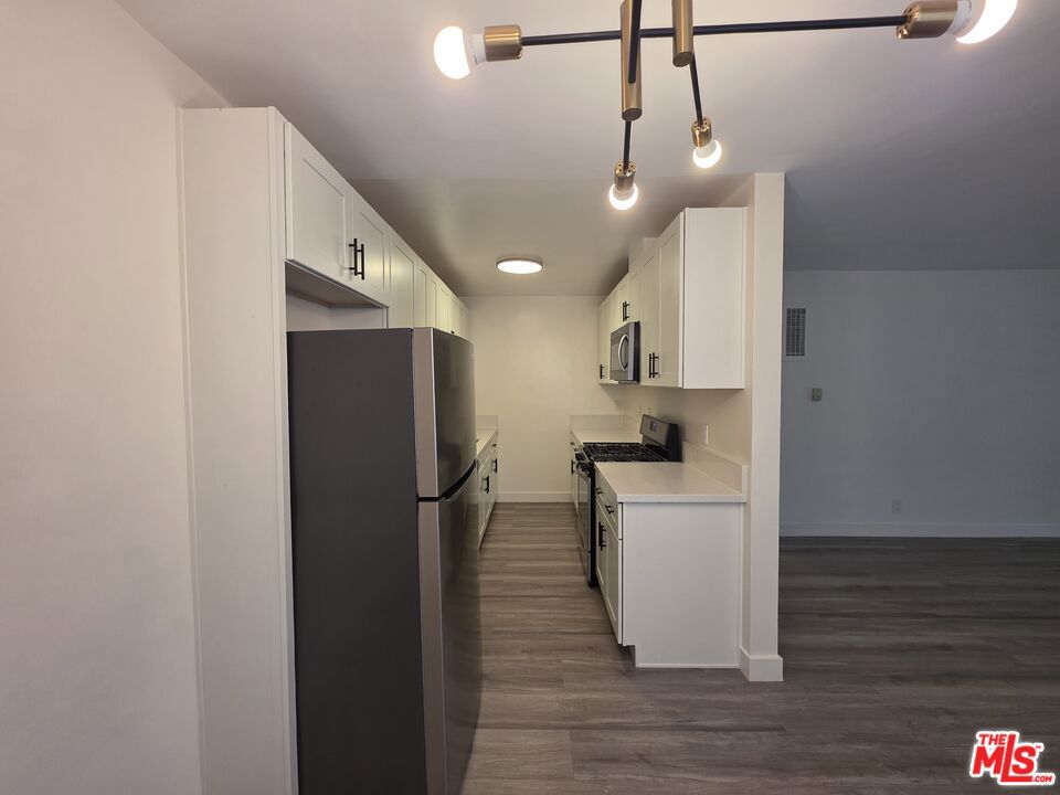 https://media.crmls.org/mediaz/12db36ed-0494-4c3c-a3d6-9ba3ffbf32aa.jpg?preset=X-Large