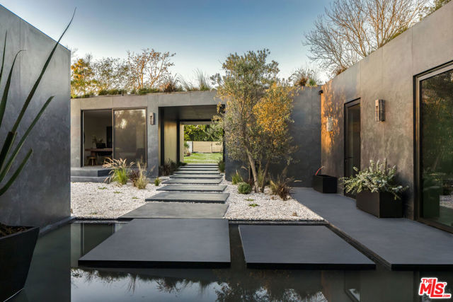 29200 Larkspur Lane, Malibu CA: https://media.crmls.org/mediaz/12db76e2-77fa-48c1-a0bf-e7c71bb1ee82.jpg