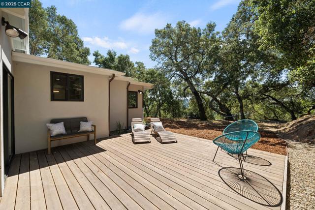 233 Melody Ln, Orinda CA: https://media.crmls.org/mediaz/12dcadab-2243-4c74-b1a1-00cc1a221b60.jpg