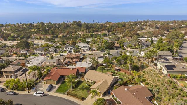 1007 Genie Ln, Cardiff by the Sea CA: https://media.crmls.org/mediaz/12dcbbad-235e-4a34-8471-fe66fc1b4291.jpg