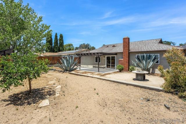 1561 Oak Hill Dr, Escondido CA: https://media.crmls.org/mediaz/12dd20a1-5de0-4f42-98df-3b0f151a9dce.jpg