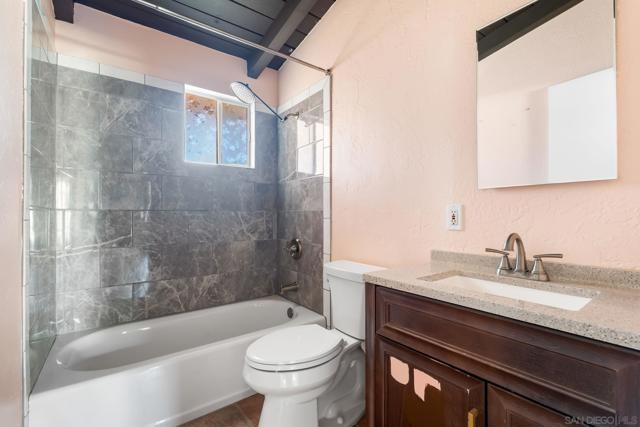 8968 Rocket Ridge Rd, Lakeside CA: https://media.crmls.org/mediaz/12dd9ddf-4f2a-42c6-a1fb-672f811cfff0.jpg