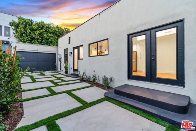 7957 Fountain Avenue, West Hollywood CA: https://media.crmls.org/mediaz/12df6710-ad7e-4c01-a836-8fc5d4738567.jpg