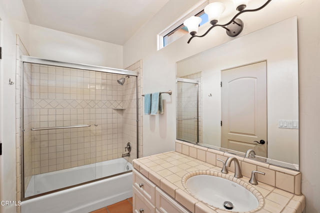 212 S Montgomery Street, Ojai CA: https://media.crmls.org/mediaz/12e107c7-7bef-4e53-86bd-9f6b21557274.jpg