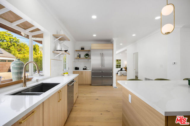 832 S Plymouth Boulevard, Los Angeles CA: https://media.crmls.org/mediaz/12e123de-05cc-44c1-a781-4a10c6c4d0cf.jpg