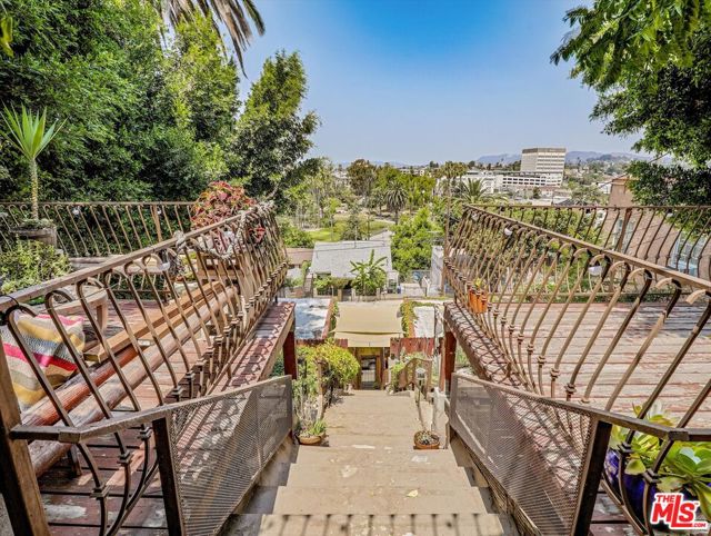 1016 Laguna Avenue, Los Angeles CA: https://media.crmls.org/mediaz/12e24844-e7f0-4b24-96f8-8f98daee4705.jpg