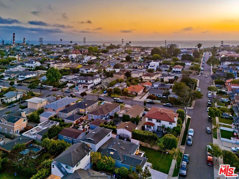 https://media.crmls.org/mediaz/12e37201-f0cc-4df8-94ac-60535d603b3f.jpg?preset=X-Large