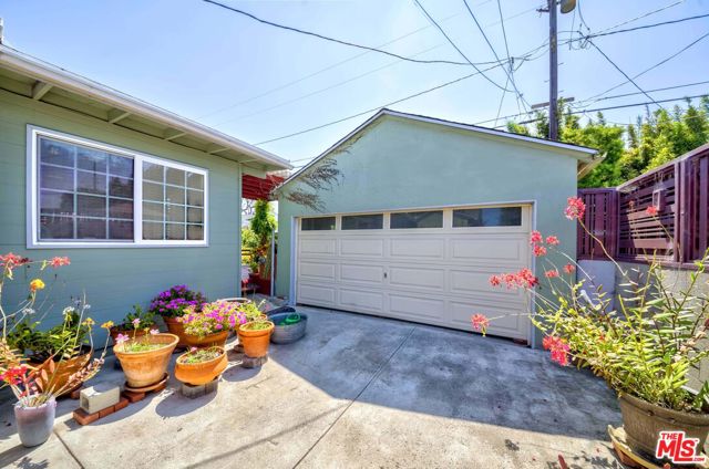 11210 Mcdonald Street, Culver City CA: https://media.crmls.org/mediaz/12e44308-79be-4259-a5d2-3e9daa1a7d78.jpg