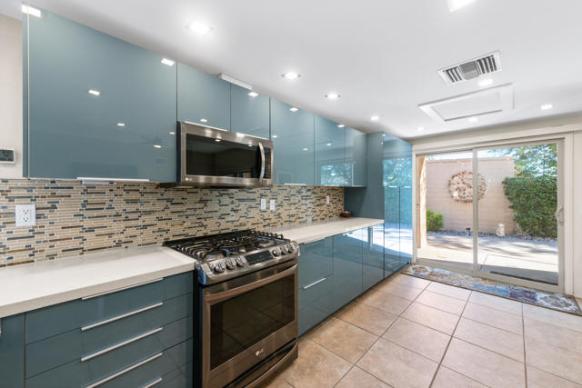 44079 Elba Court, Palm Desert CA: https://media.crmls.org/mediaz/12e4710b-b860-4eb7-8216-feb9350c1848.jpg