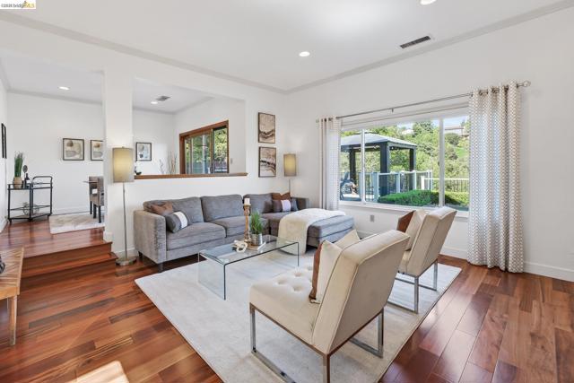 4963 Stoneridge Ct, Oakland CA: https://media.crmls.org/mediaz/12e52e42-ccab-4c2a-95db-065878457216.jpg