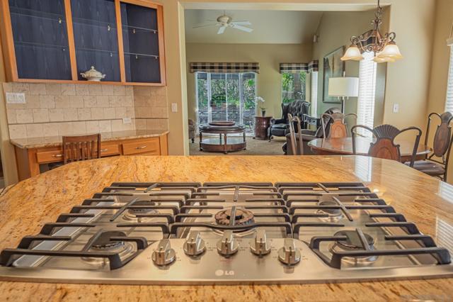 1772 Crescent Knolls Gln, Escondido CA: https://media.crmls.org/mediaz/12e57a64-b808-438a-b51f-eb02d8c6498a.jpg