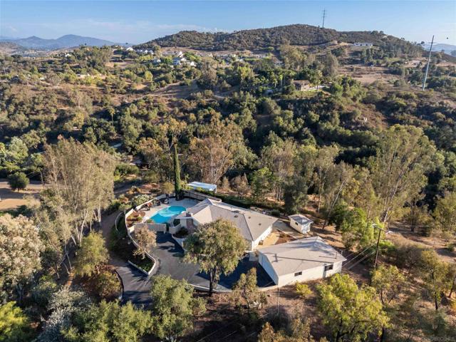 25311 Jesmond Dene Road, Escondido CA: https://media.crmls.org/mediaz/12e64902-2ebc-4a3e-a5f6-7e65271f314f.jpg