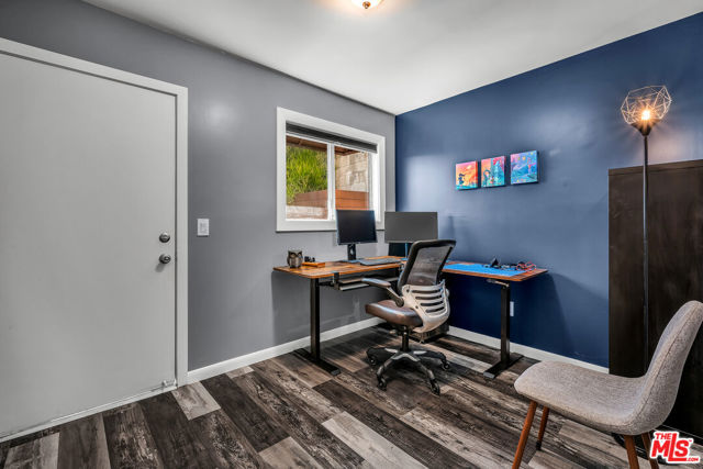 1948 Sunflower Avenue, Los Angeles CA: https://media.crmls.org/mediaz/12e80524-14d0-47a3-a779-6769c17a4644.jpg