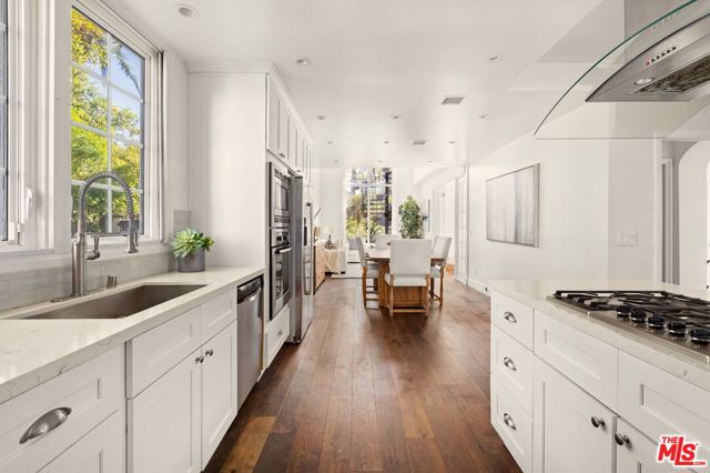 12320 Ridge Circle, Los Angeles CA: https://media.crmls.org/mediaz/12e89fec-3419-4558-b248-36f4332feb28.jpg