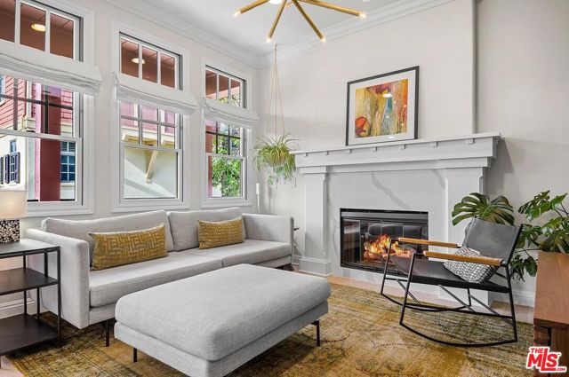2584 Bungalow Place, Corona del Mar CA: https://media.crmls.org/mediaz/12e94668-5122-4e58-8846-90b658d6ba4d.jpg