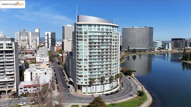 1 Lakeside Dr, Oakland CA: https://media.crmls.org/mediaz/12e9984e-7cf6-4049-82c5-96e3aefc9d2a.jpg