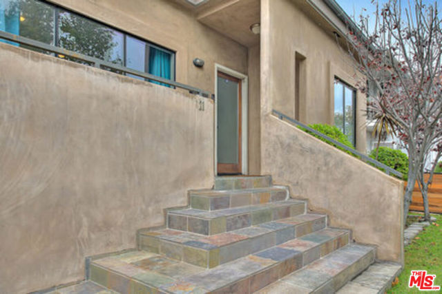 1821 S Sycamore Avenue, Los Angeles CA: https://media.crmls.org/mediaz/12eba8c3-3231-48b5-864a-091358fc6654.jpg